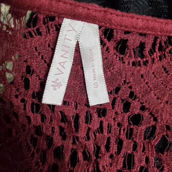 Vanity Women’s Sleeveless Vest Maroon Crochet Lace Suede Look Size M - Picture 4 of 7